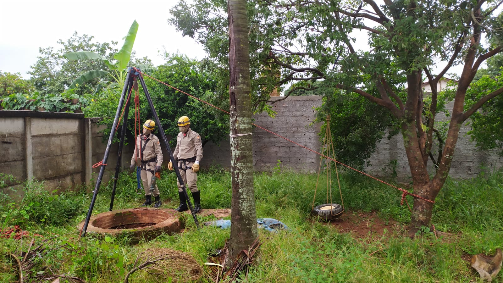 O Corpo de Bombeiros resgatou uma cadela que caiu dentro de uma cisterna desativada de aproximadamente 9 metros de altura, em Goianira. (Foto: divulgação/Corpo de Bombeiros)