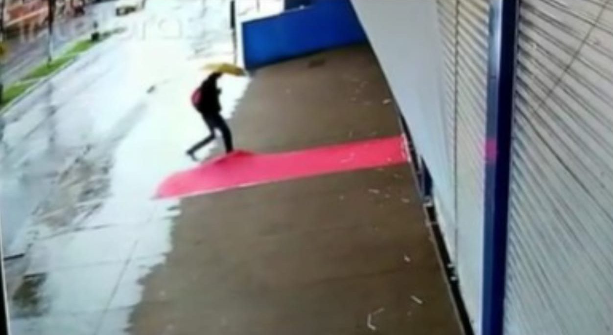 Um homem, de primeiro nome Clodoaldo, levou um chute no rosto enquanto dormia, em Palmeiras de Goiás, no sábado (6).