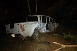 Camionete usada pelos assaltantes ficou destruída após cair em ribanceira (Foto: PRF-DF)