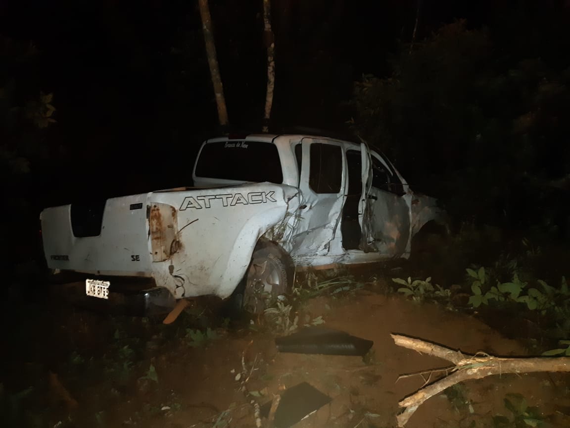 Camionete usada pelos assaltantes ficou destruída após cair em ribanceira (Foto: PRF-DF)