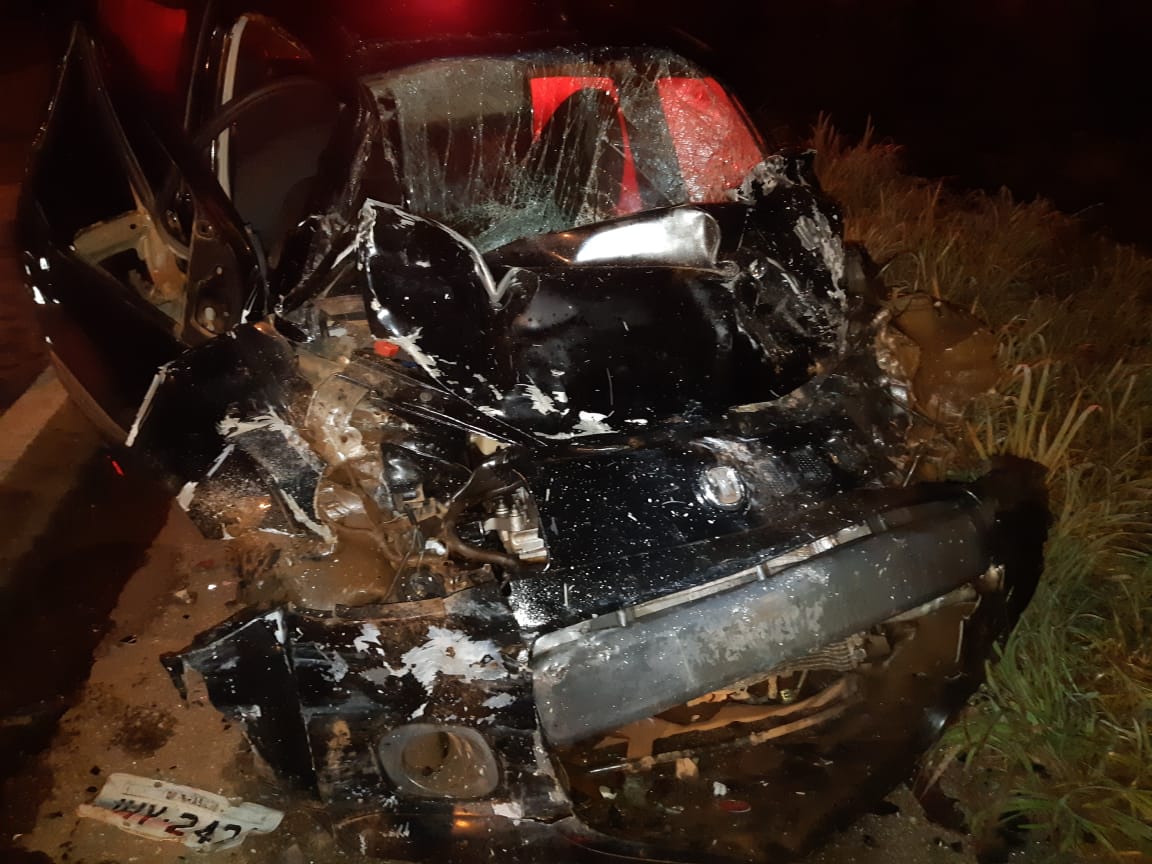 Carro onde família viajava ficou completamente destruído; uma criança morreu (Foto: PRF-DF)