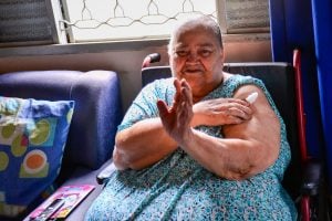 Dona Maria Divina, que sofre de problema crônico pulmonar recebeu cuidados de filhos e netos e passou a pandemia sem contrair covid-19 (Foto: Jucimar de Sousa/Mais Goiás)