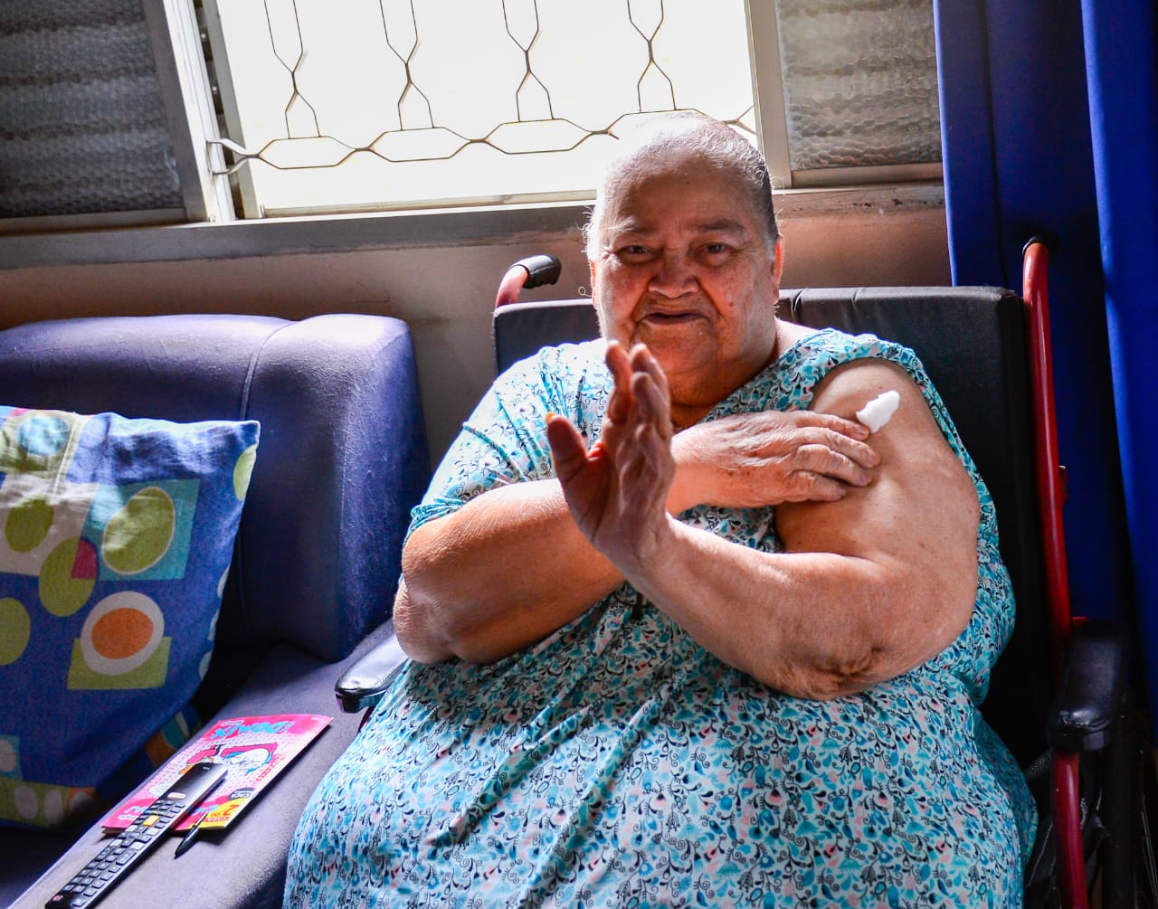 Dona Maria Divina, que sofre de problema crônico pulmonar recebeu cuidados de filhos e netos e passou a pandemia sem contrair covid-19 (Foto: Jucimar de Sousa/Mais Goiás)