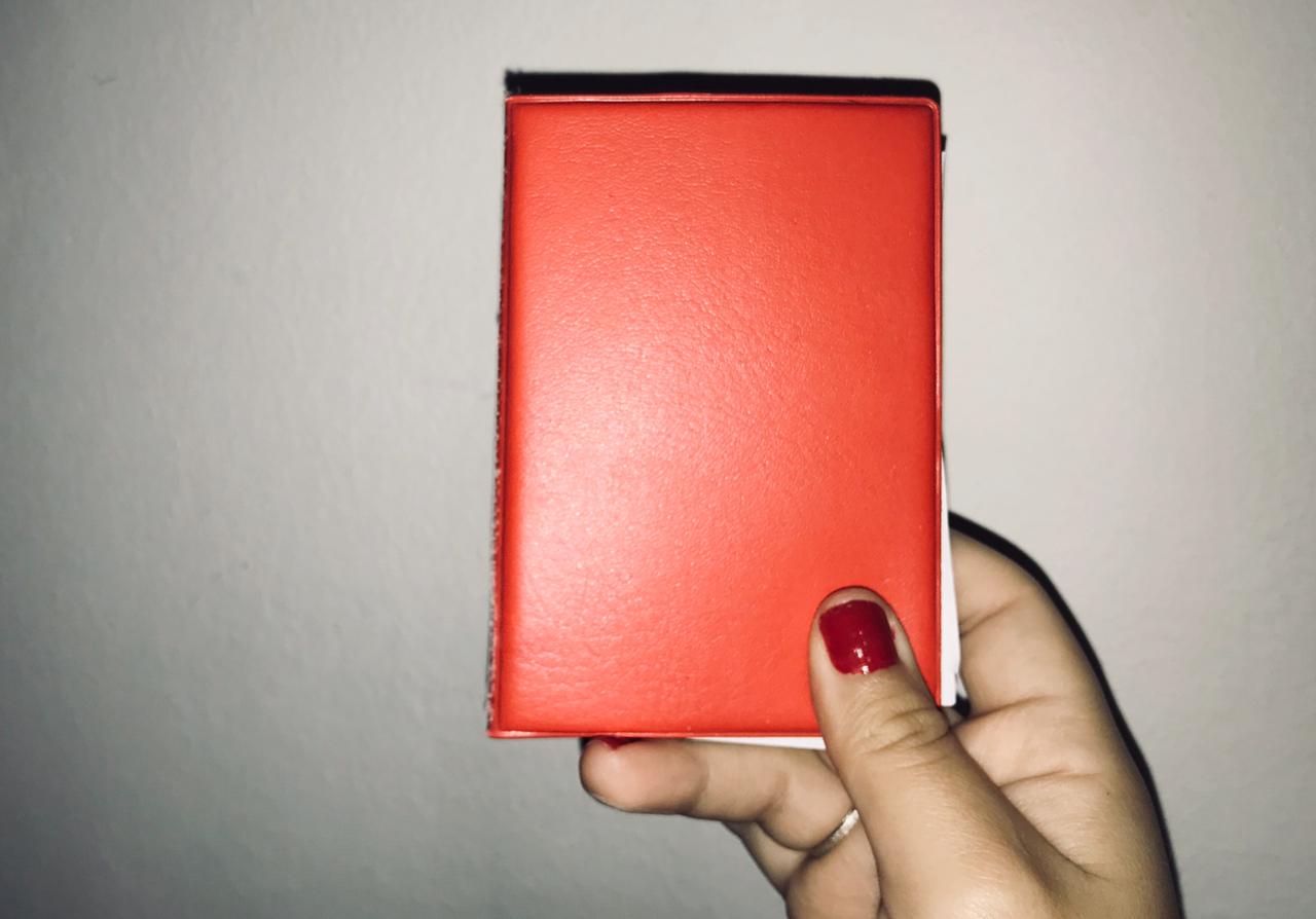 Após 66 anos, carteira perdida é devolvida a família com ajuda da internet - A carteira misteriosa foi encontrada atrás de uma parede durante a reforma da casa