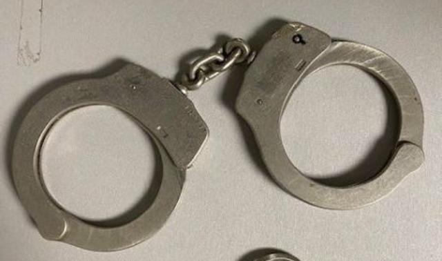 Após 60 anos, avô devolve à polícia algemas que havia roubado nos EUA