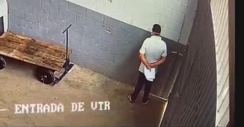 Vídeo mostra megatraficante de armas saindo de presídio com alvará falso no Rio