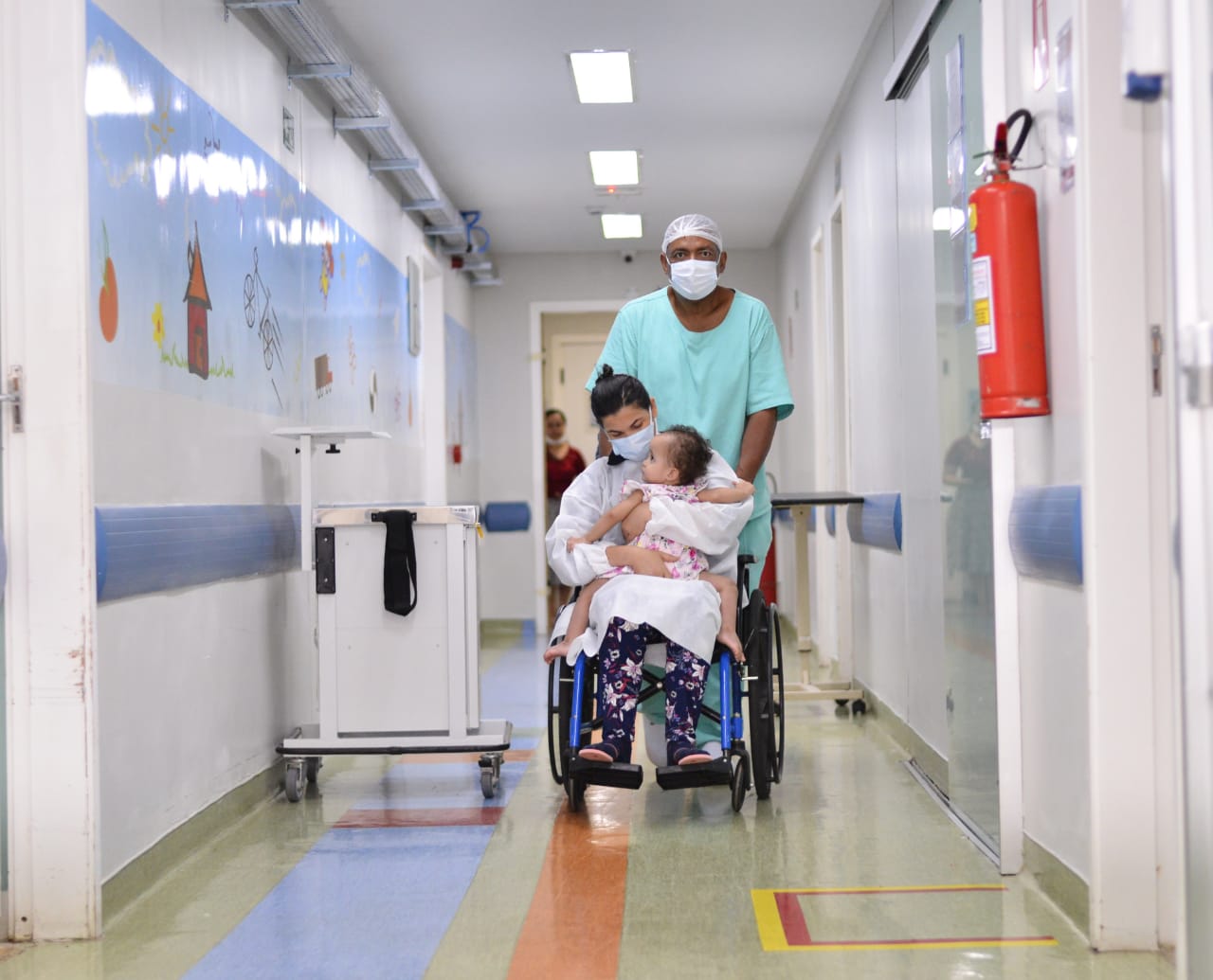 “Felicidade indescritível”, disse Liliane Silva, mãe das gêmeas siamesas baianas que nasceram em Goiânia. Uma delas recebeu alta hoje. (Foto: Jucimar de Sousa/Mais Goiás)