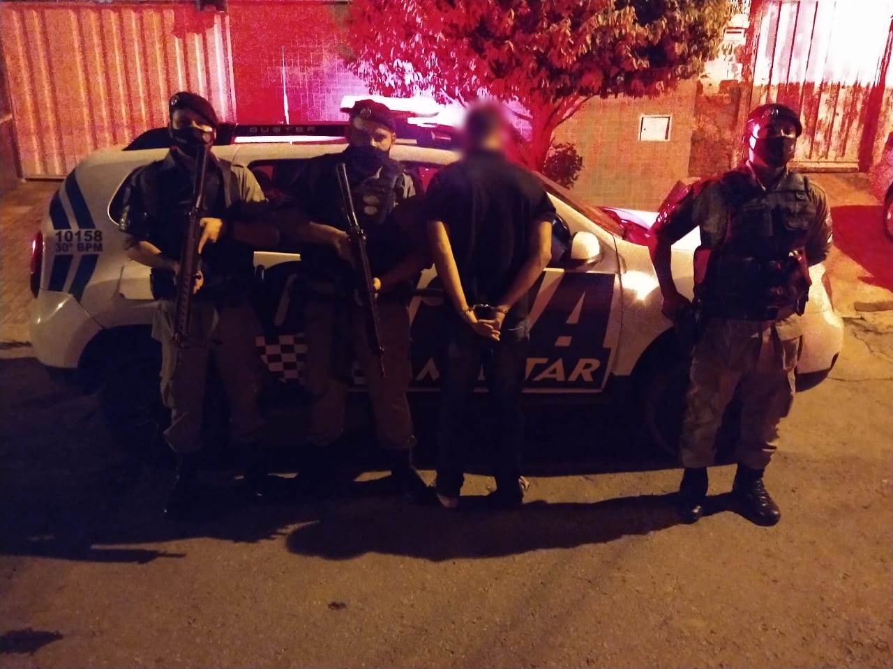 Suspeito de homicídio é preso após ser identificado pela tornozeleira eletrônica (Foto: divulgação/PM)