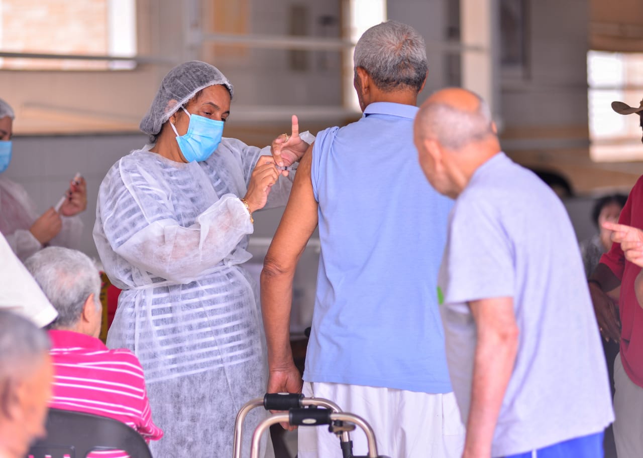 Deputados discutem prazo para governo Bolsonaro cumprir metas de vacinação
