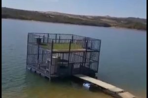 Rapaz estava em estrutura flutuante quando teria encostado em fio desencapado oriundo de ligação elétrica ilegal (Foto: divulgação/PC)