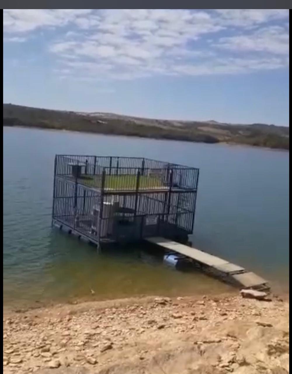Rapaz estava em estrutura flutuante quando teria encostado em fio desencapado oriundo de ligação elétrica ilegal (Foto: divulgação/PC)