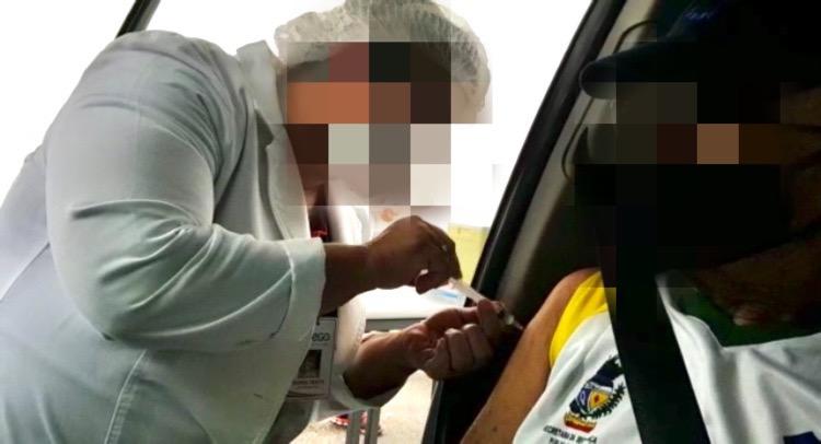 Vídeo mostra novo flagrante de enfermeira que não injeta vacina em Goiânia