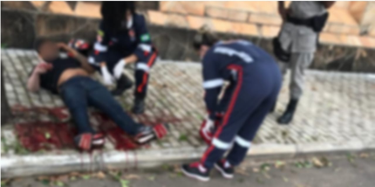 Suspeito flagrado traficando drogas tenta atropelar policiais, mas é baleado