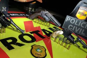 Duas das armas foram utilizadas no crime que terminou com a morte do Vigilante Penitenciário Temporário (Foto: divulgação/PM)