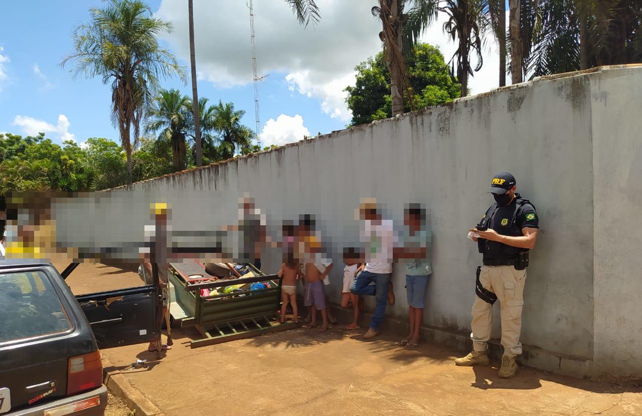 PRF apreende veículo irregular que transportava 11 pessoas e era conduzido por motorista inabilitado (Foto: PRF/ Divulgação)