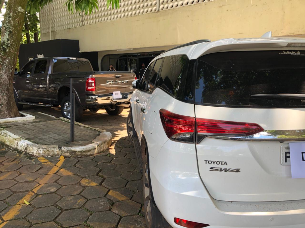 Veículos de luxo apreendidos. Todos têm valor superior a R$ 200 mil (Foto: Áulus Rincon/Mais Goiás)