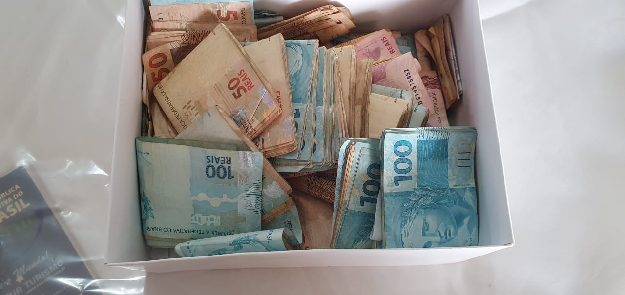 Dinheiro em espécie apreendido na operação contra sonegação fiscal (Foto: divulgação/PC)