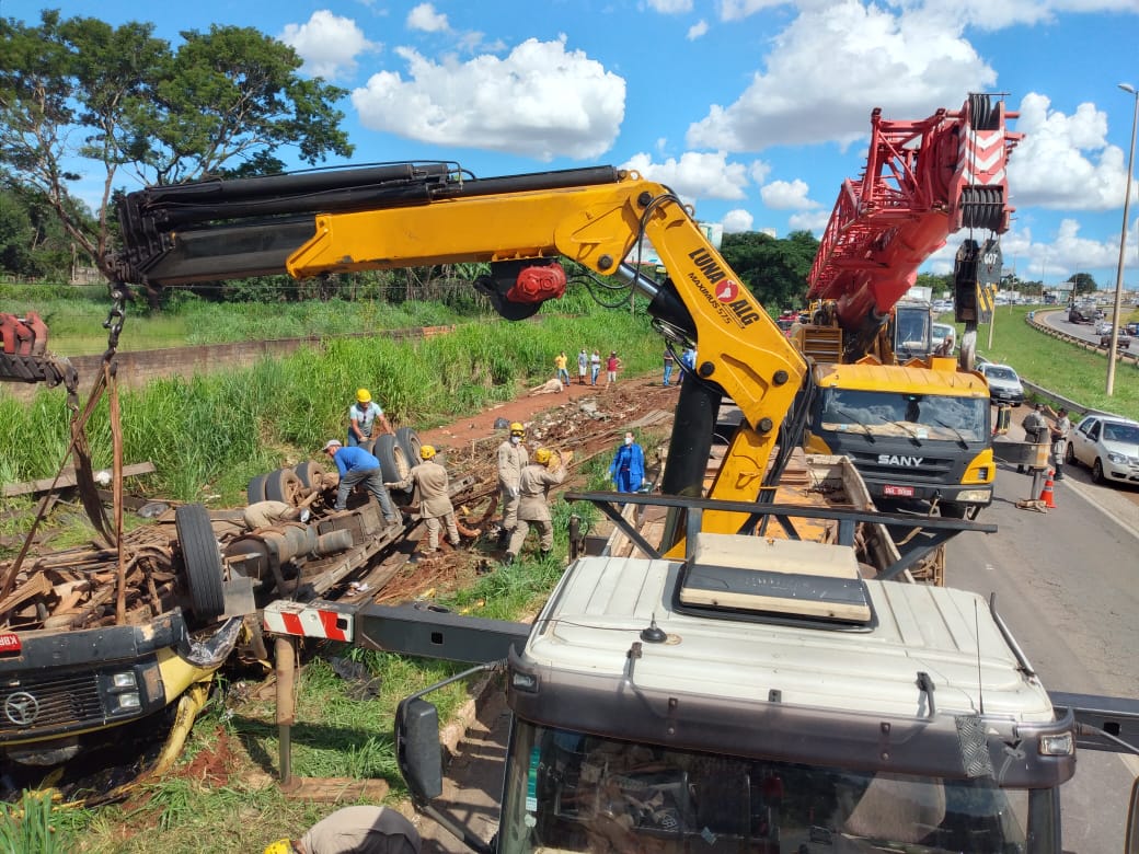 Carreta que transportava gado capota na GO-070, em Goiânia (Foto: Divulgação/CBM)