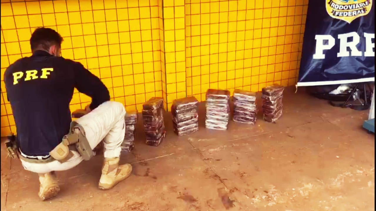 PRF apreende droga avaliada em mais de R$ 6 milhões em Jataí A Polícia Rodoviária Federal (PRF) apreendeu 52 quilos de pasta base de cocaína na tarde desta terça-feira (23), na BR-364, em Jataí, no sudoeste goiano