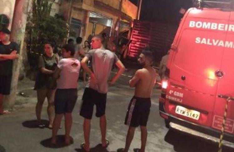 Dona de casa morre atropelada após caminhão desgovernado invadir casa no RJ