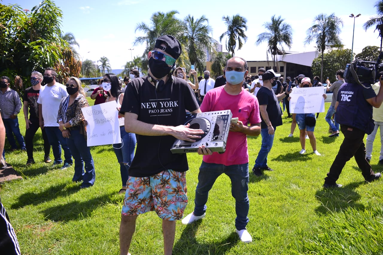 Músicos preparam manifestação com deslocamento da Praça Cívica ao Paço Municipal (Foto: Jucimar de Sousa/Mais Goiás)