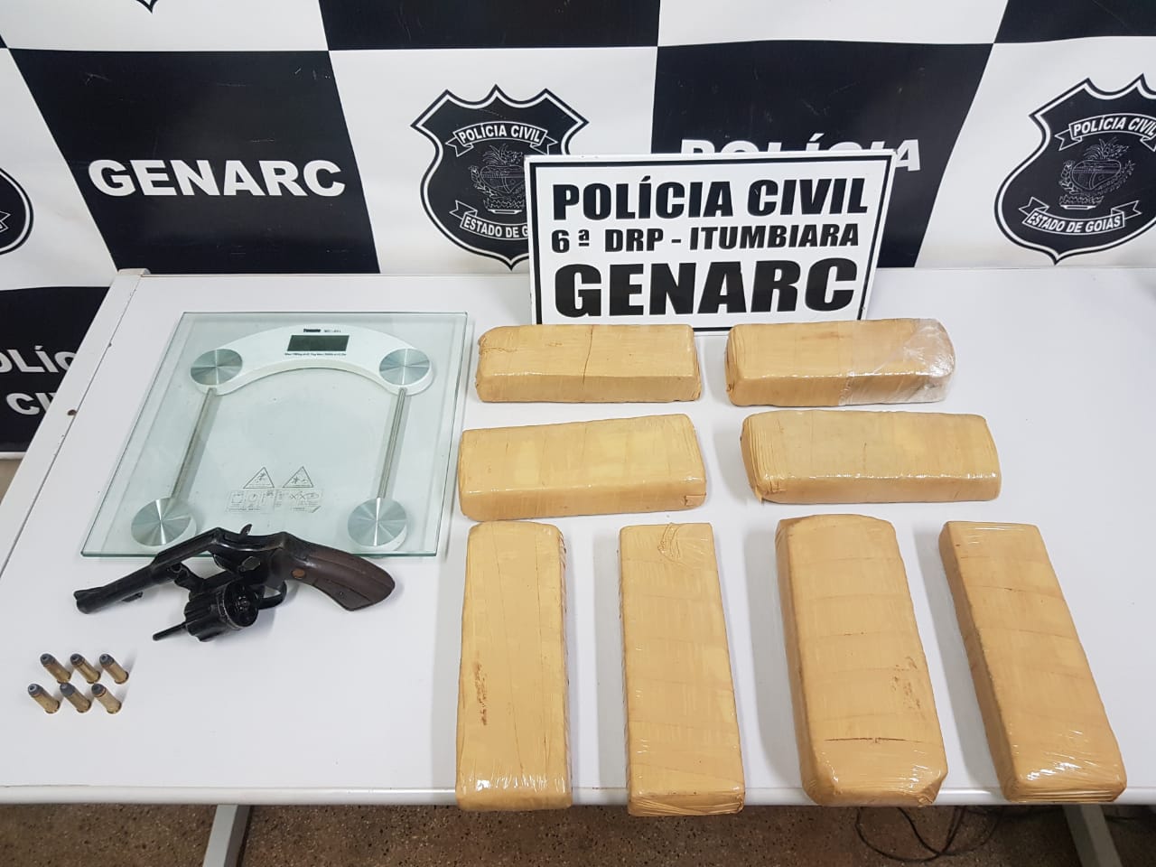 Polícia prende casal suspeito de traficar a mando do filho em Itumbiara