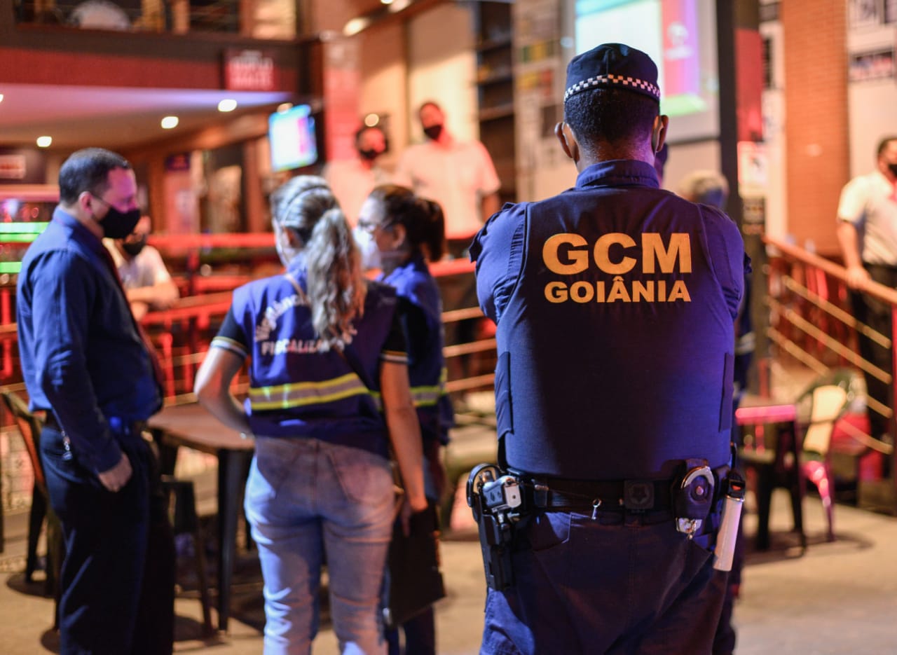 Fiscalização multa dois comércios de Goiânia no primeiro dia pós-decreto