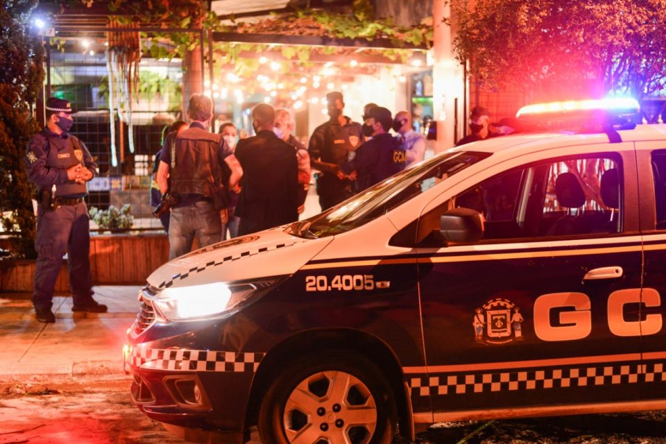 Fiscalização multa dois comércios de Goiânia no primeiro dia pós-decreto