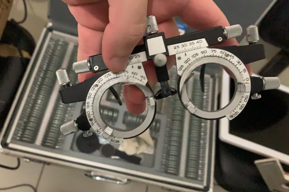 Polícia acaba com mutirão oftalmológico ilegal em Uruaçu; mãe e filho são autuados