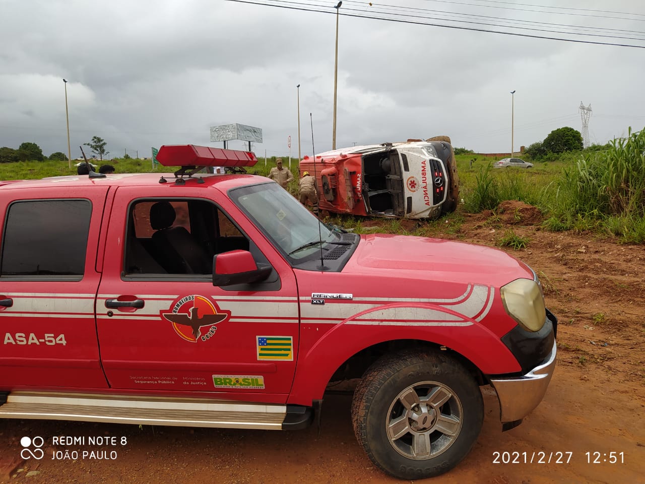 Técnica de enfermagem é arremessada para fora após capotamento de viatura do Samu