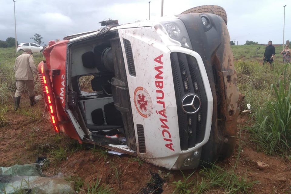 Técnica de enfermagem é arremessada para fora após capotamento de viatura do Samu