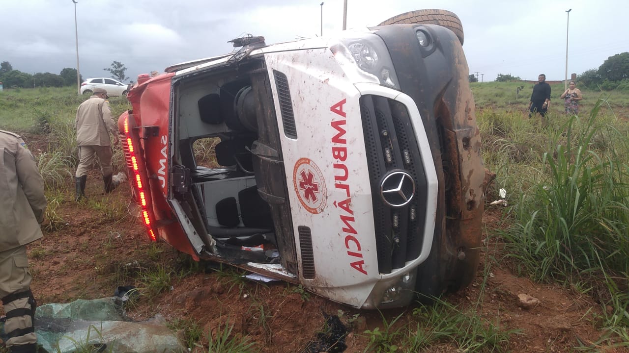 Técnica de enfermagem é arremessada para fora após capotamento de viatura do Samu
