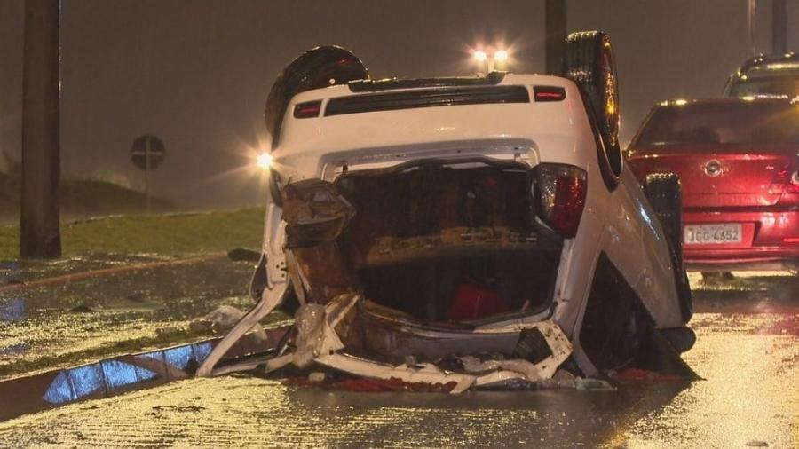 Carro capota, adolescente que estava no porta-malas morre e motorista foge no DF