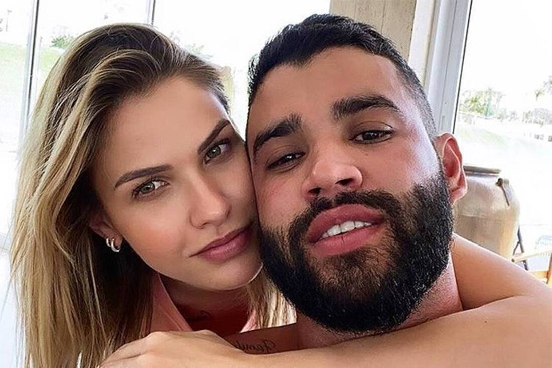 Gusttavo Lima posta foto de sunga e Andressa Suita faz comentário inusitado; confira Sertanejo apareceu na praia de cigarro na mão