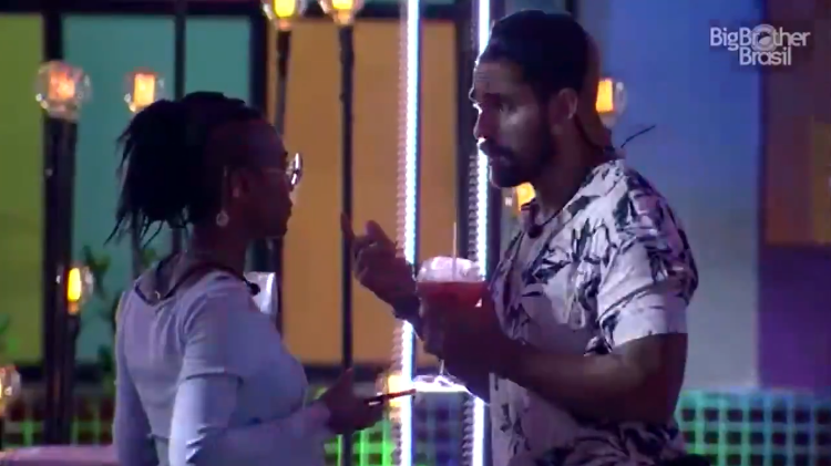 Arcrebiano conversa com Karol Conká na festa do líder (Foto: Reprodução/Globoplay)