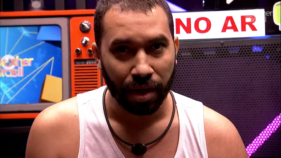 Gilberto Lucas BBB 21: Gil é acolhido pela mãe após se desculpar em Raio-X; vídeo