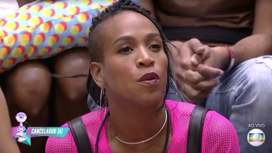 BBB Karol Conká chama de Lucas de abusador ao vivo e reclama de ter sido ignorada por apresentador Tiago Leifert (Foto: Reprodução/Globoplay)