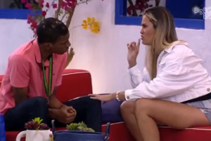 BBB 21: Sarah e Lucas conversam na área externa da casa (Foto: Reprodução/Globoplay)