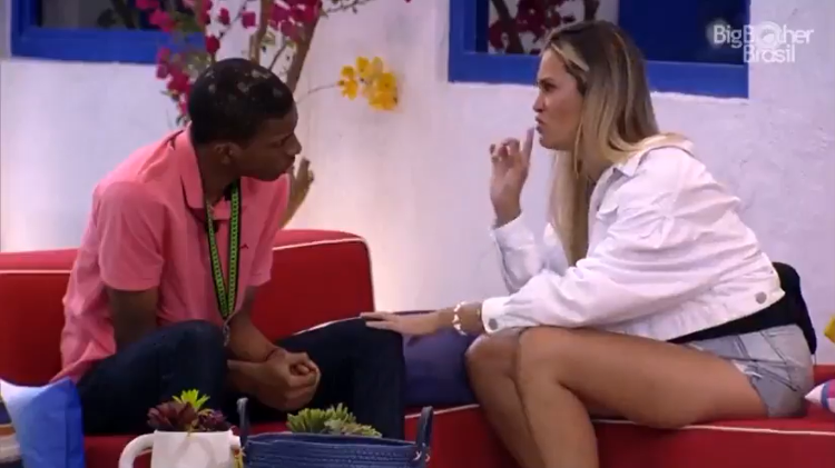 BBB 21: Sarah e Lucas conversam na área externa da casa (Foto: Reprodução/Globoplay)