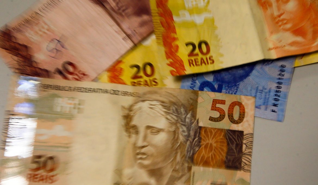 Bolsonaro sanciona lei que aumenta margem de crédito para aposentados