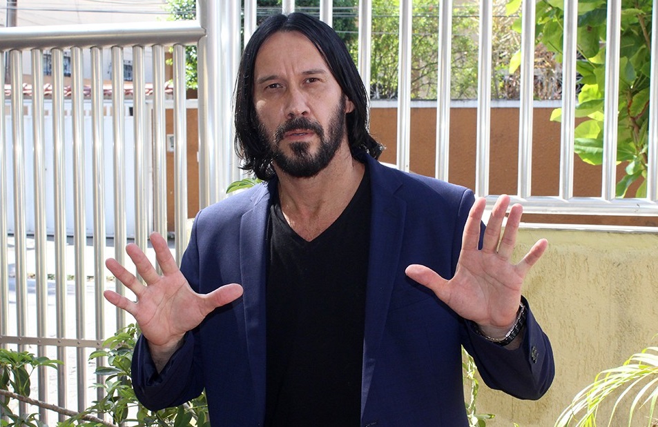 Sósia do ator Keanu Reeves grava clipe da banda Blowdrivers em Goiânia