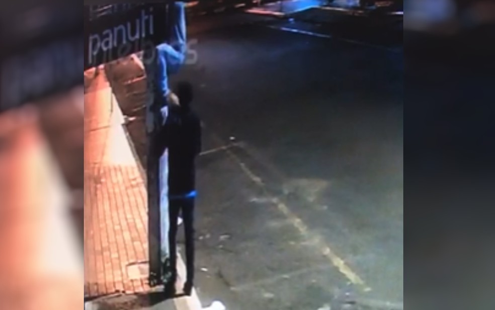 Adolescentes que escalam poste para furtar celulares são apreendidos em Itumbiara