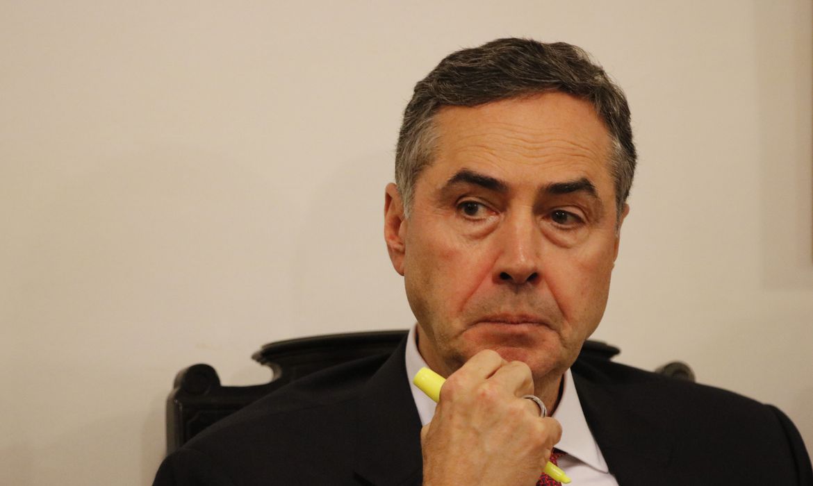 Após críticas, Barroso diz que decisão de suspender piso da enfermagem foi para garantir pagamento dos valores