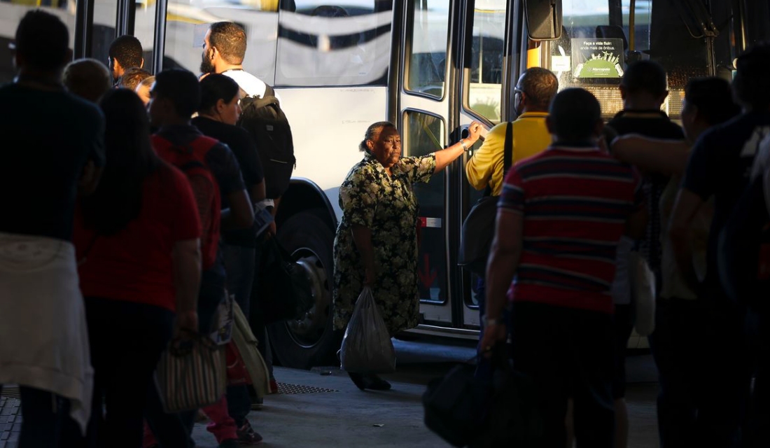 Idosos na região central de Brasília, à espera do ônibus (Foto: Marcelo Camargo/Agência Brasil)
