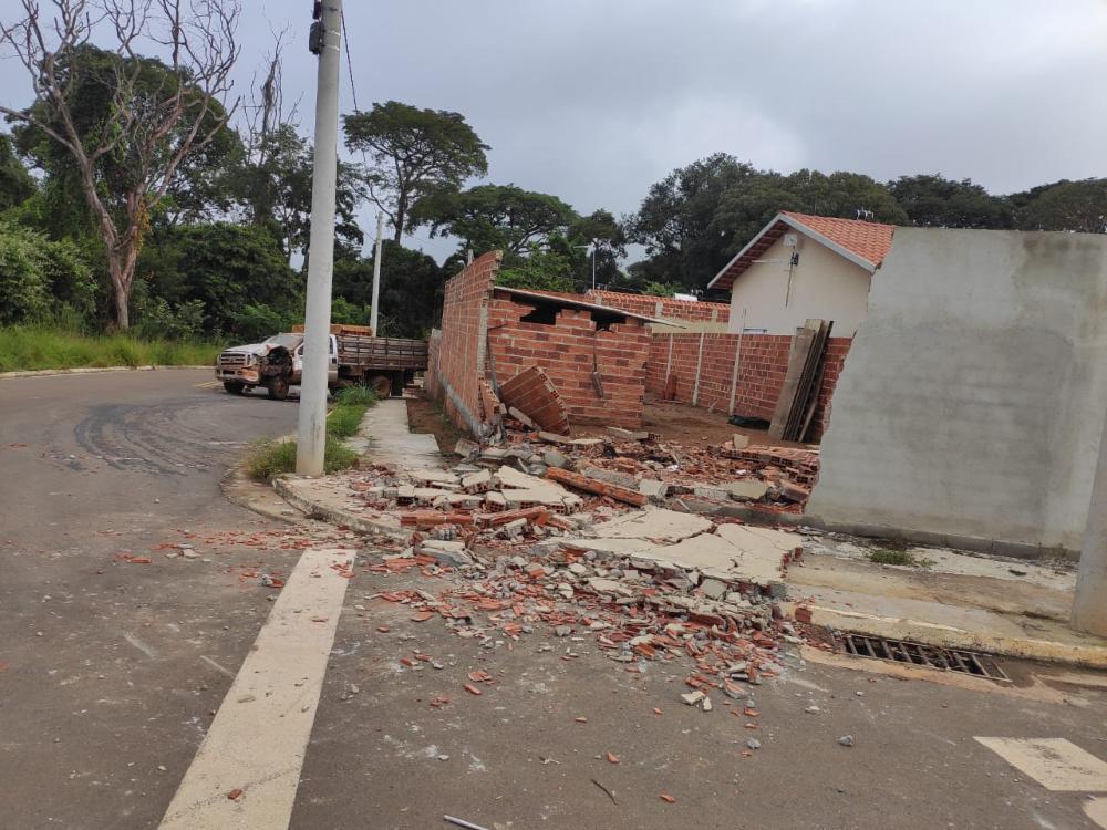 Motorista embriagado perde controle de caminhonete e invade casa, em Anápolis