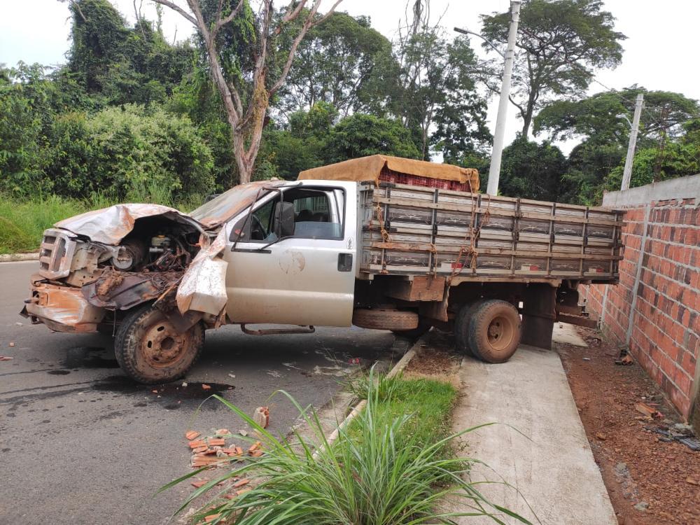 Motorista embriagado perde controle de caminhonete e invade casa, em Anápolis