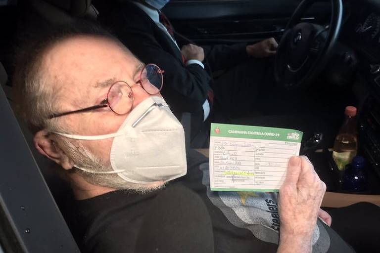 Apresentador morreu aos 84 anos. Última aparição pública de Jô Soares foi tomando vacina contra Covid-19 em 2021