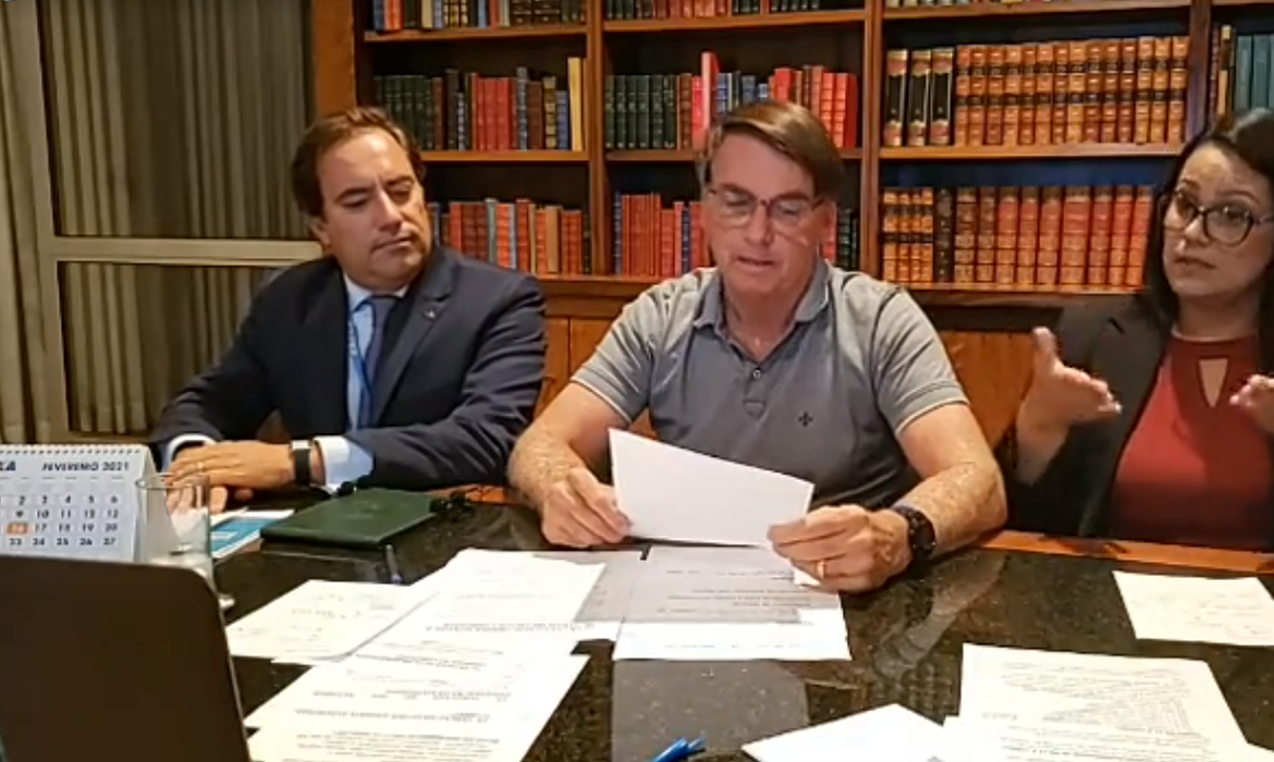 No dia mais letal da covid-19, Bolsonaro questiona máscara e isolamento
