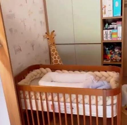 Lucas Lucco mostra berço do filho Luca: 'Tem até uma girafa de olho'