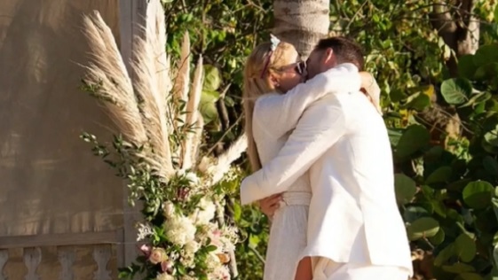 Paris Hilton é pedida em casamento no dia do aniversário; confira imagens